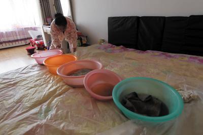 宣恩楼上漏水，住户失联，小区没物管，业主维权难！律师来支招……